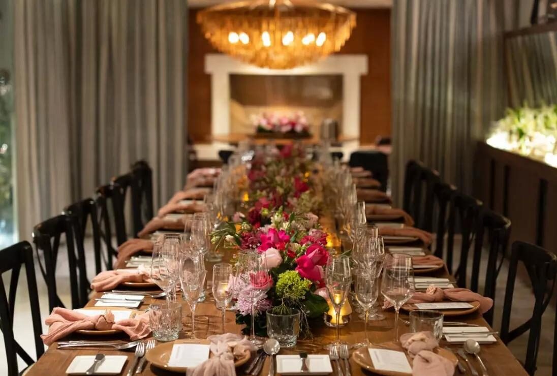 Moxi restaurant gathering table